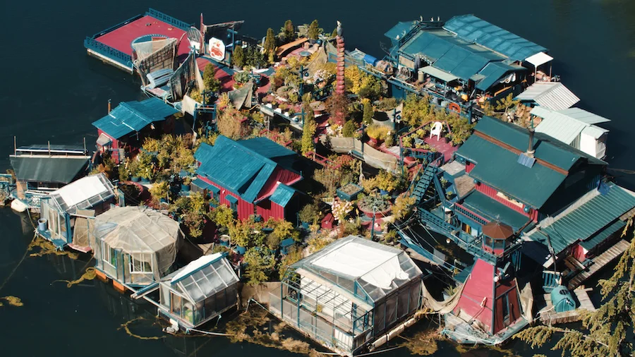 Влюбленные возвели жилье на мусорном острове, и оно поражает крутизной - фото 485726