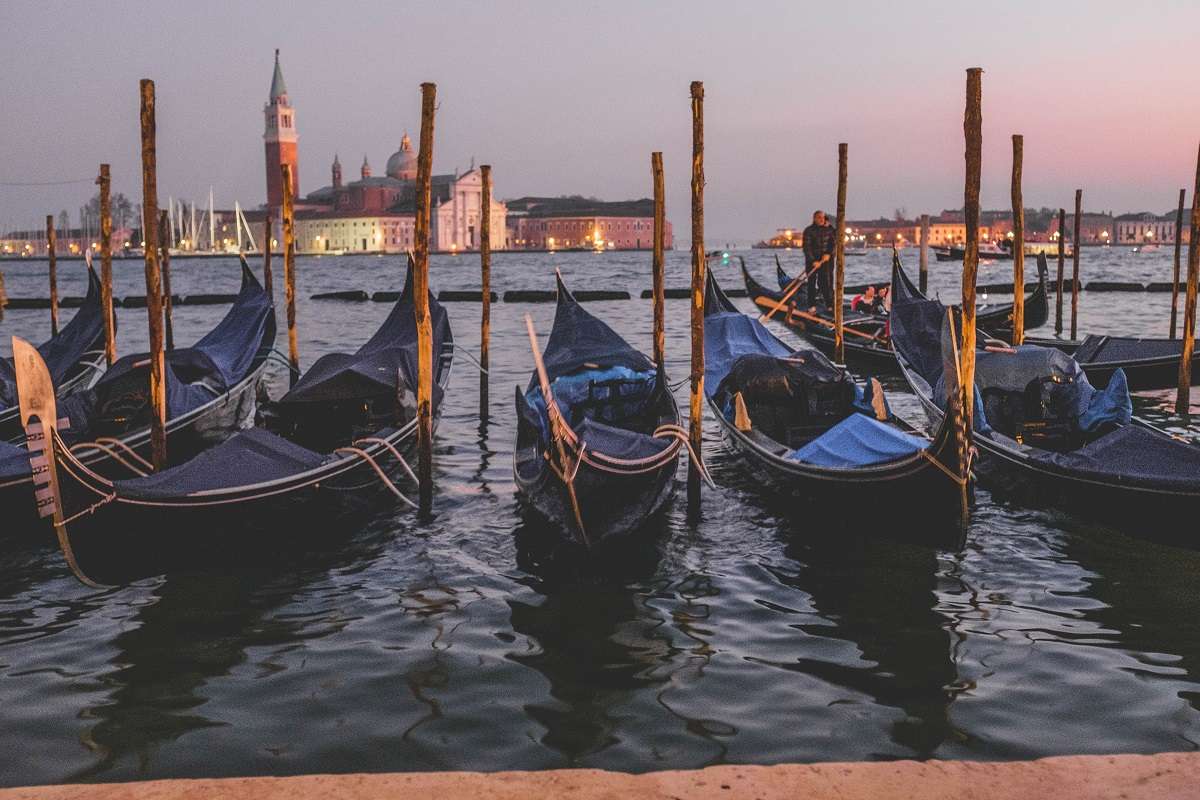 В Венеции на гондолы берут меньше туристов, потому что люди растолстели за время карантина - фото 485744