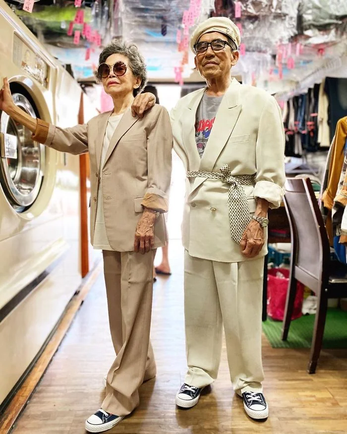 Пара пенсионеров находит забытые в прачечной вещи и одевается стильнее, чем юные модники - фото 485910