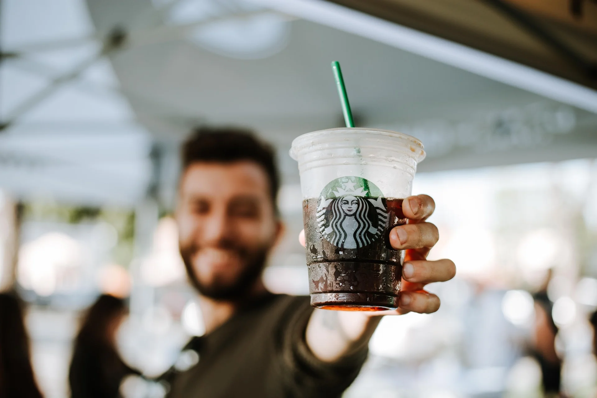 Характер такий: працівника Starbucks затримали, бо він плював у каву поліцейським - фото 485956