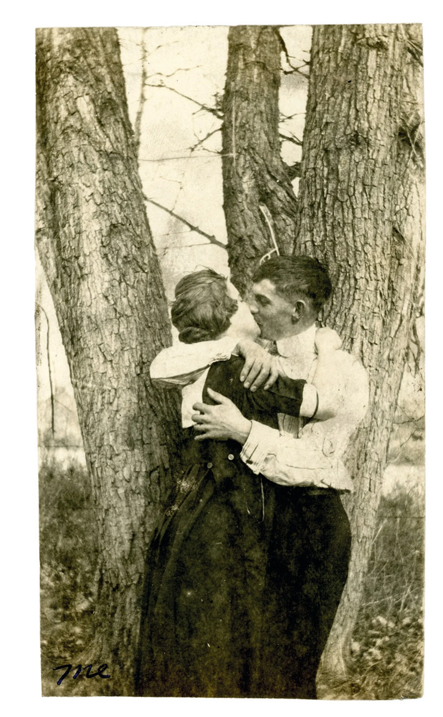 Машина времени: архивные фото о том, как целовались влюбленные 100 лет назад - фото 486025