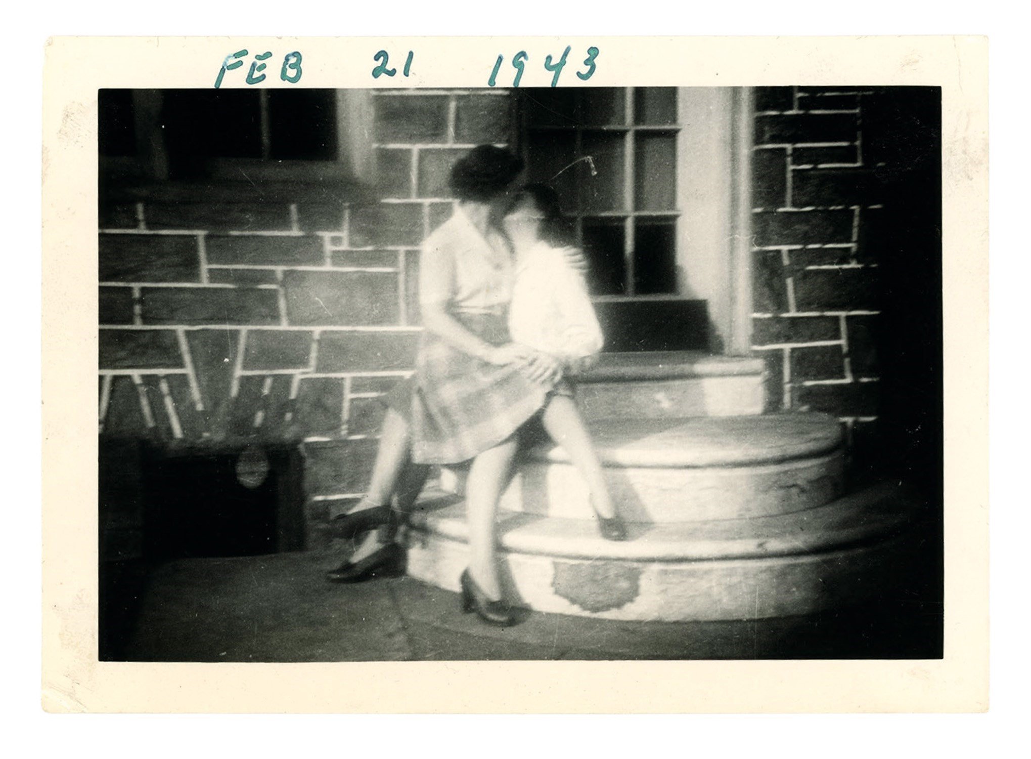 Машина времени: архивные фото о том, как целовались влюбленные 100 лет назад - фото 486028