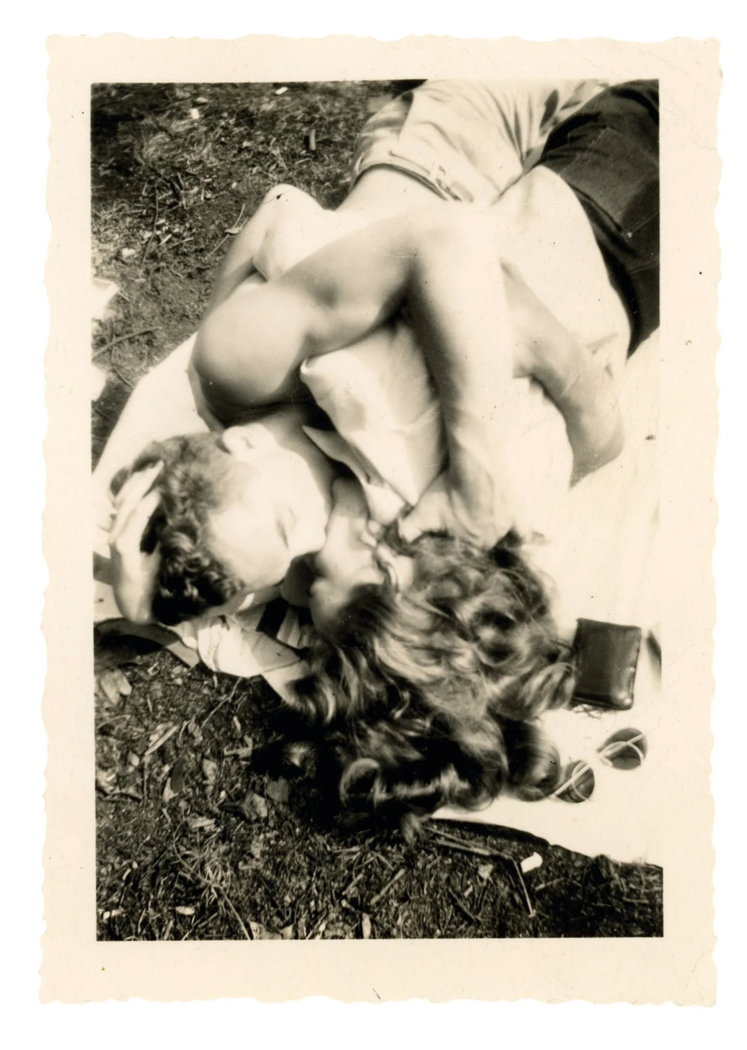 Машина часу: архівні фото про те, як цілувалися закохані 100 років тому - фото 486031