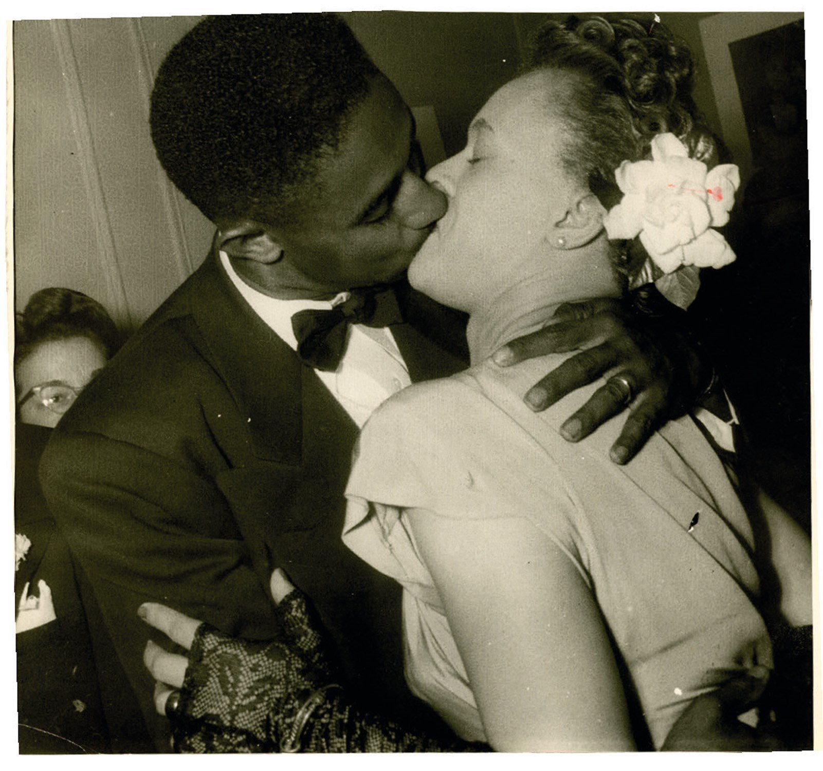 Машина часу: архівні фото про те, як цілувалися закохані 100 років тому - фото 486032