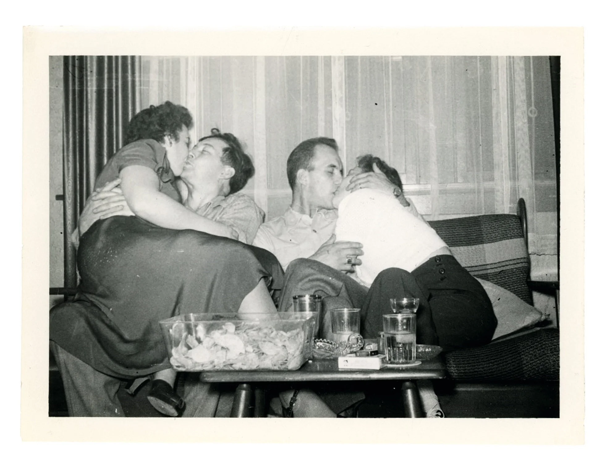 Машина часу: архівні фото про те, як цілувалися закохані 100 років тому - фото 486033