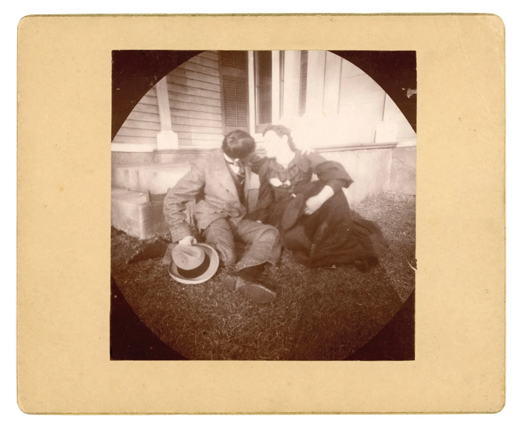 Машина времени: архивные фото о том, как целовались влюбленные 100 лет назад - фото 486038