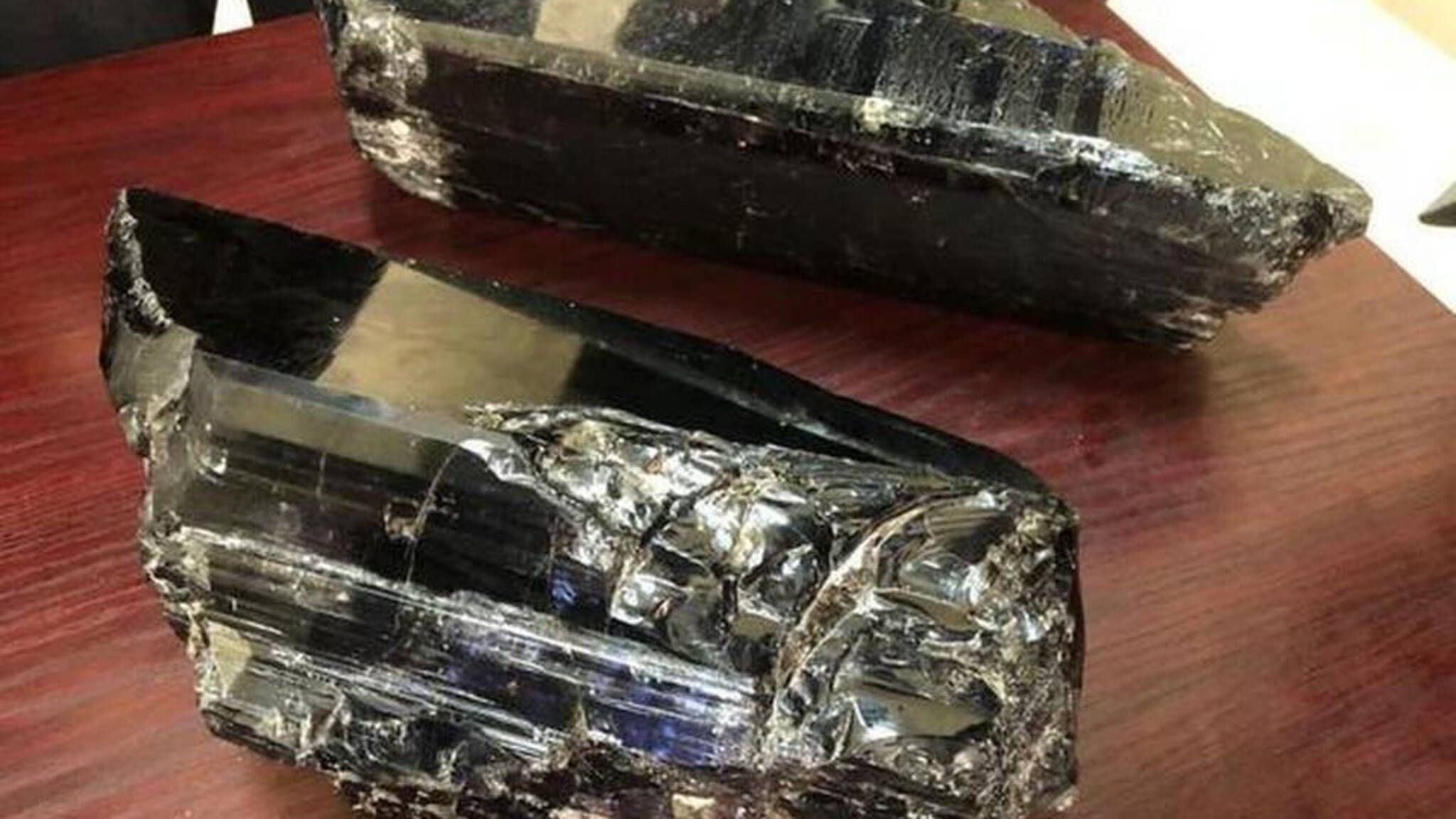 Вдруге за літо: чоловік знайшов рекордно великий коштовний камінь - 486333 Вдруге за літо: чоловік знайшов рекордно великий коштовний камінь - фото 486333