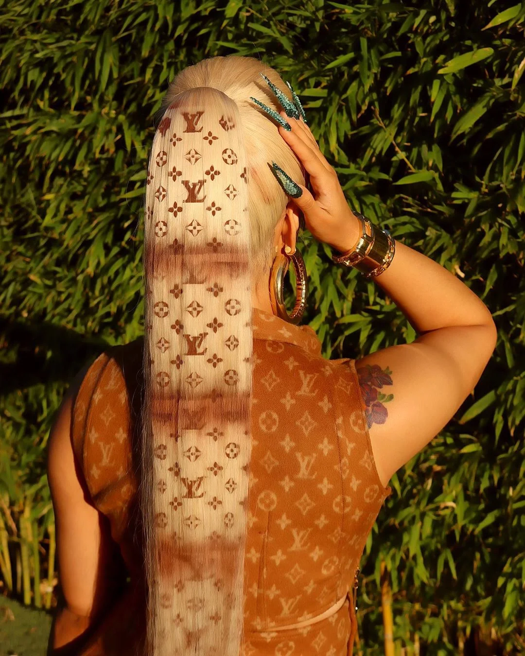 Эпатажная Карди Би покрасила волосы в принт Louis Vuitton - фото 486625