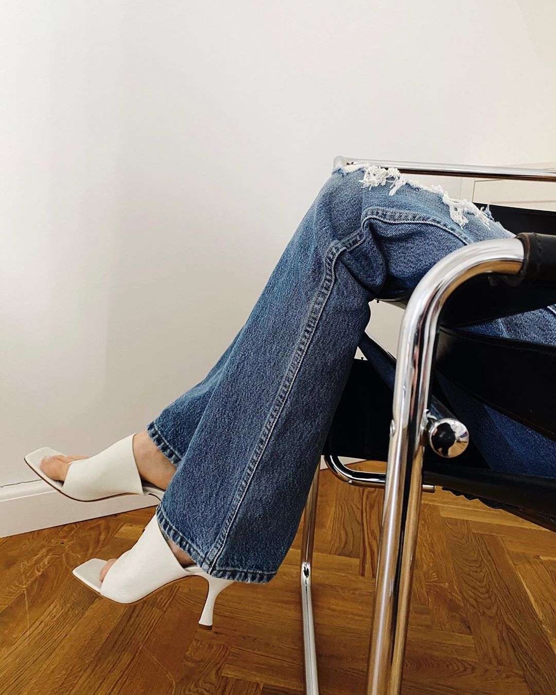 В моду возвращаются культовые джинсы 70-х - вот как их носить - фото 486669