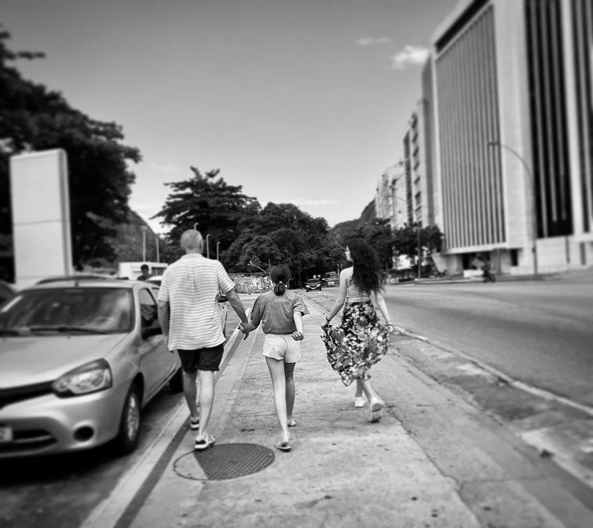Колишній чоловік Моніки Беллуччі зворушив Instagram фото з донечками - фото 486764
