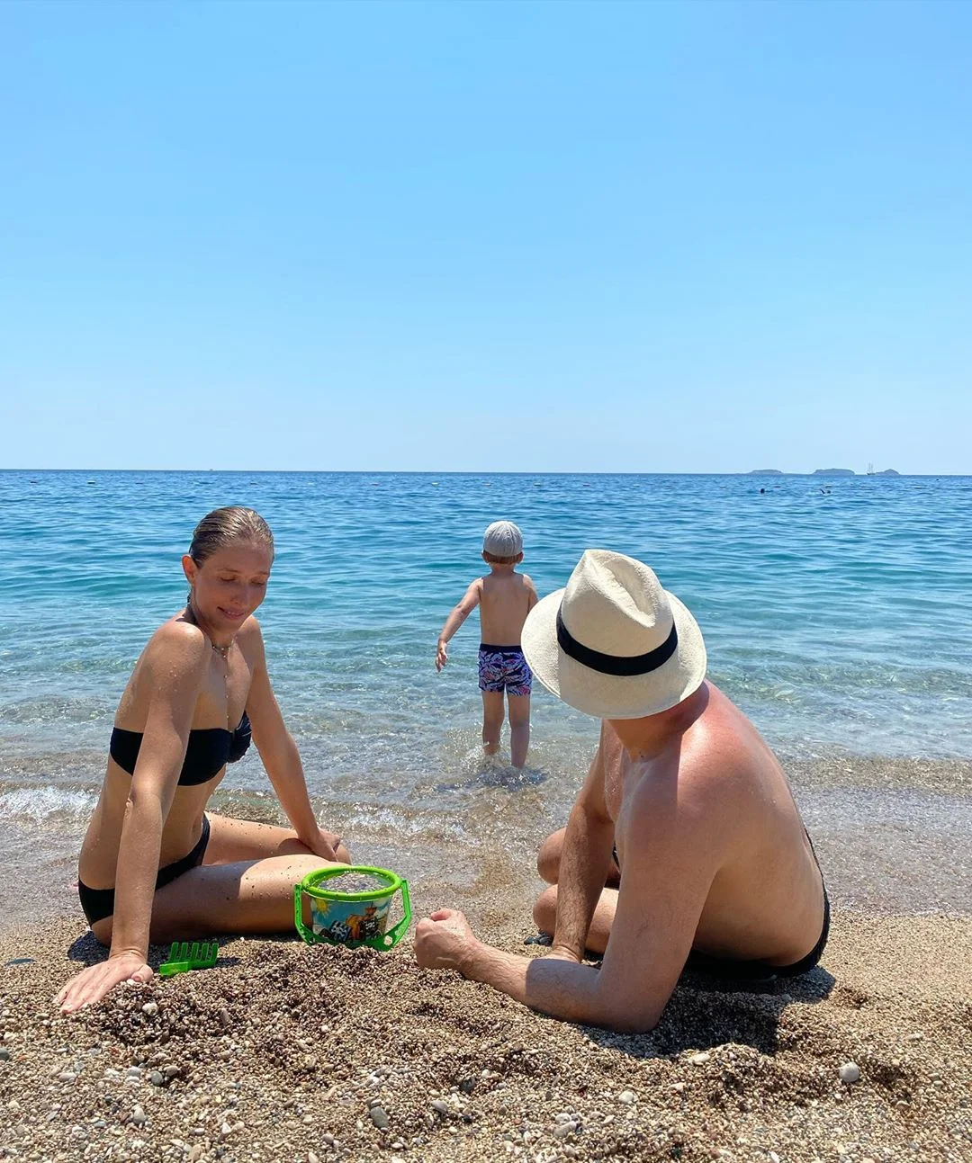 Как обычная семья: Катя Осадчая показала свой морской отдых с мужем и сыном - фото 486858