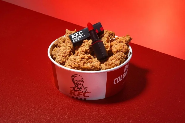 Компания KFC выпустила губную помаду со вкусом жареных куриных крылышек - фото 486933