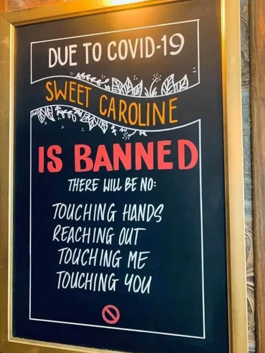 Вивіска із забороною пісні 'Sweet Caroline' - фото 487036