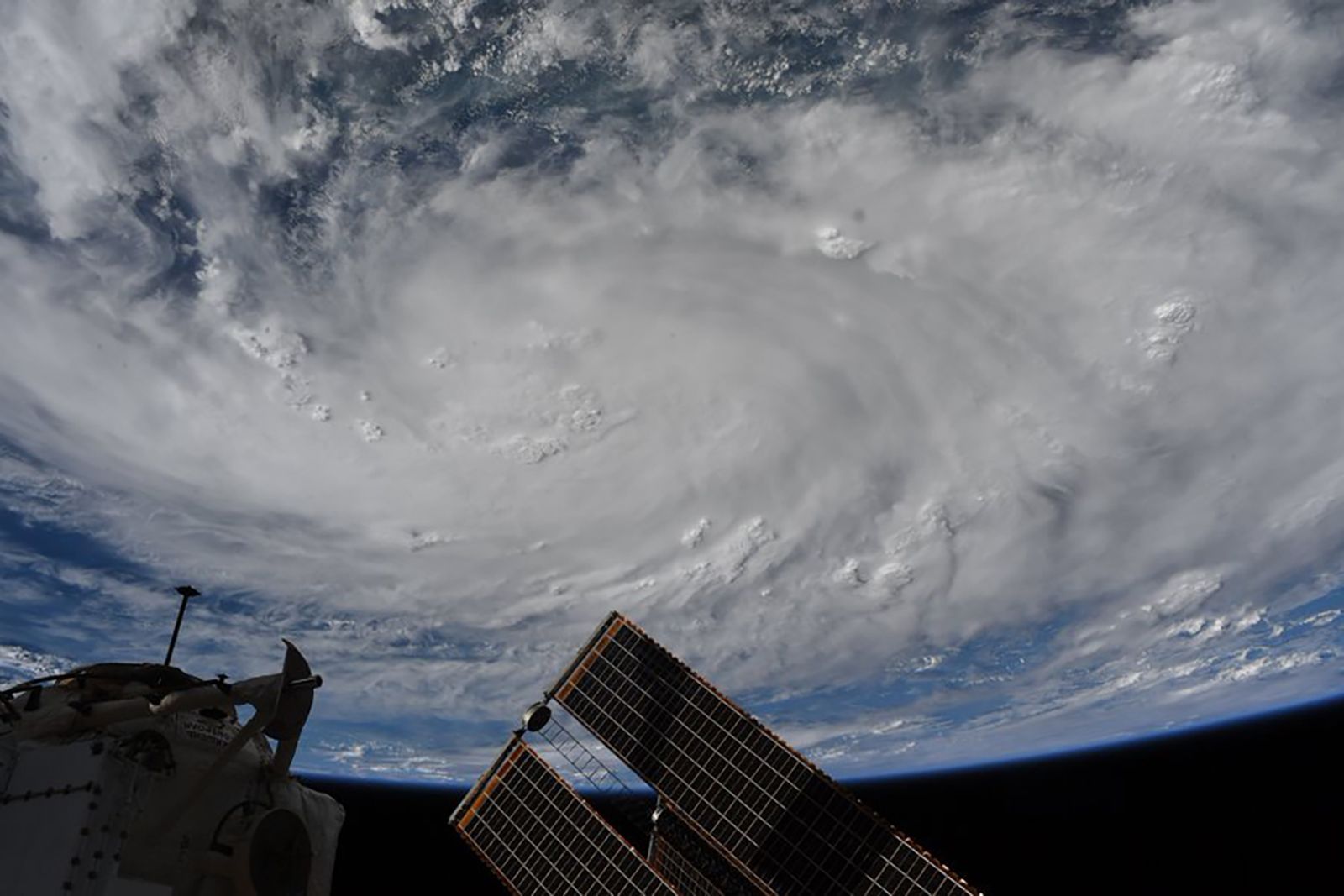 17 впечатляющих фото, которые сделали астронавты во время исторической миссии NASA-SpaceX - 487175 17 впечатляющих фото, которые сделали астронавты во время исторической миссии NASA-SpaceX - фото 487175