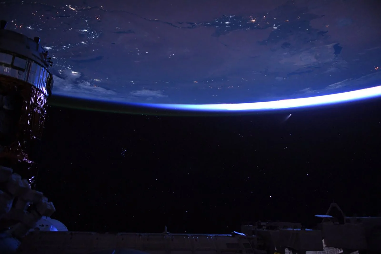 17 впечатляющих фото, которые сделали астронавты во время исторической миссии NASA-SpaceX - фото 487176