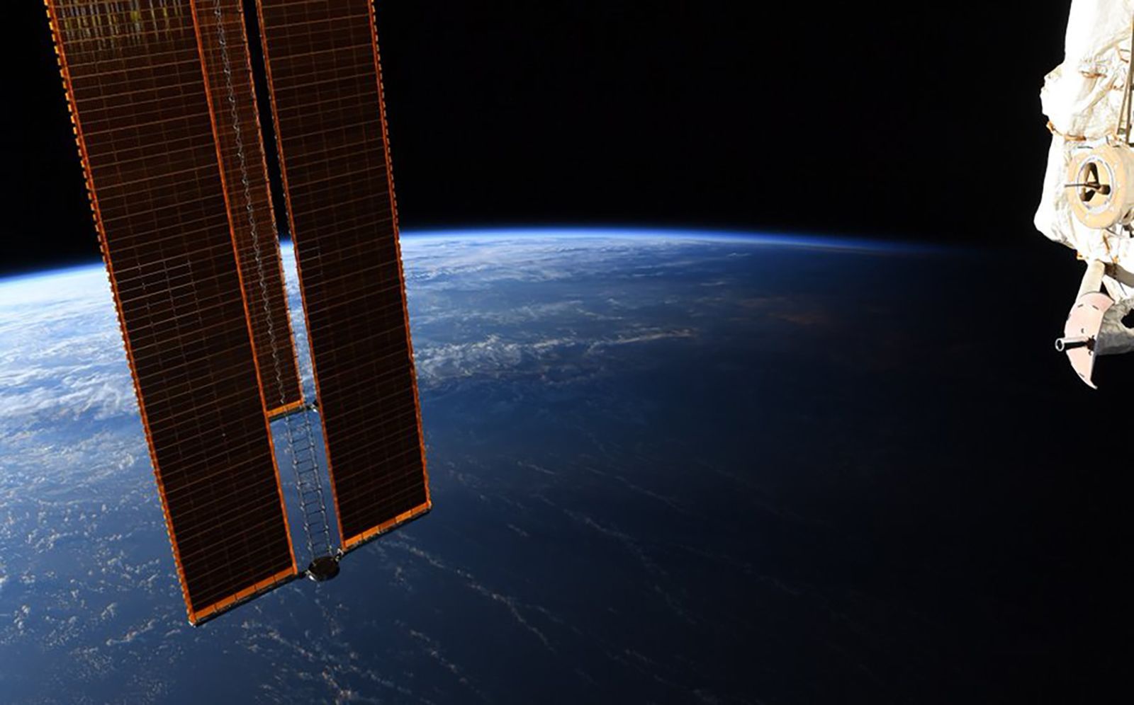 17 впечатляющих фото, которые сделали астронавты во время исторической миссии NASA-SpaceX - 487177 17 впечатляющих фото, которые сделали астронавты во время исторической миссии NASA-SpaceX - фото 487177