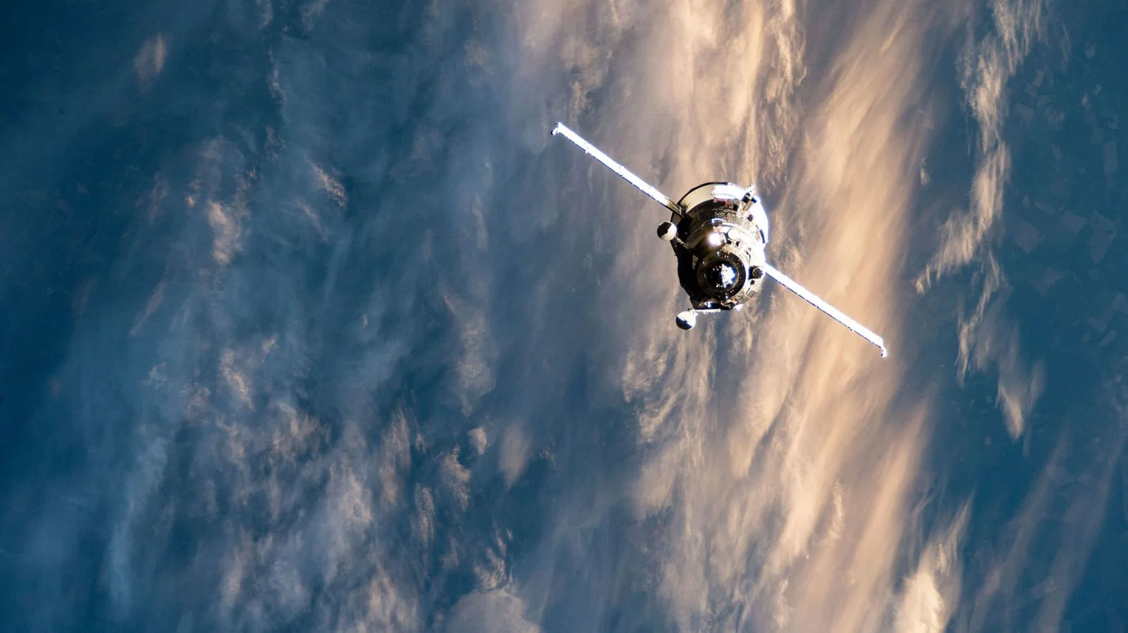 17 впечатляющих фото, которые сделали астронавты во время исторической миссии NASA-SpaceX - фото 487178