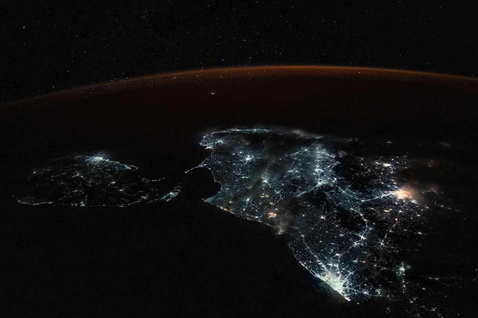 17 впечатляющих фото, которые сделали астронавты во время исторической миссии NASA-SpaceX - 487180 17 впечатляющих фото, которые сделали астронавты во время исторической миссии NASA-SpaceX - фото 487180