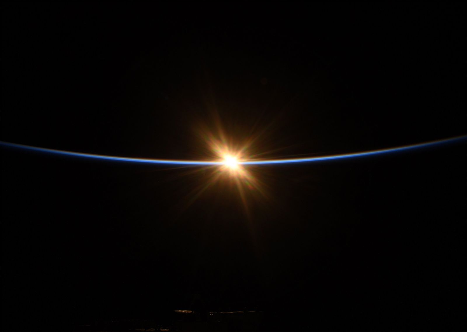 17 впечатляющих фото, которые сделали астронавты во время исторической миссии NASA-SpaceX - 487184 17 впечатляющих фото, которые сделали астронавты во время исторической миссии NASA-SpaceX - фото 487184