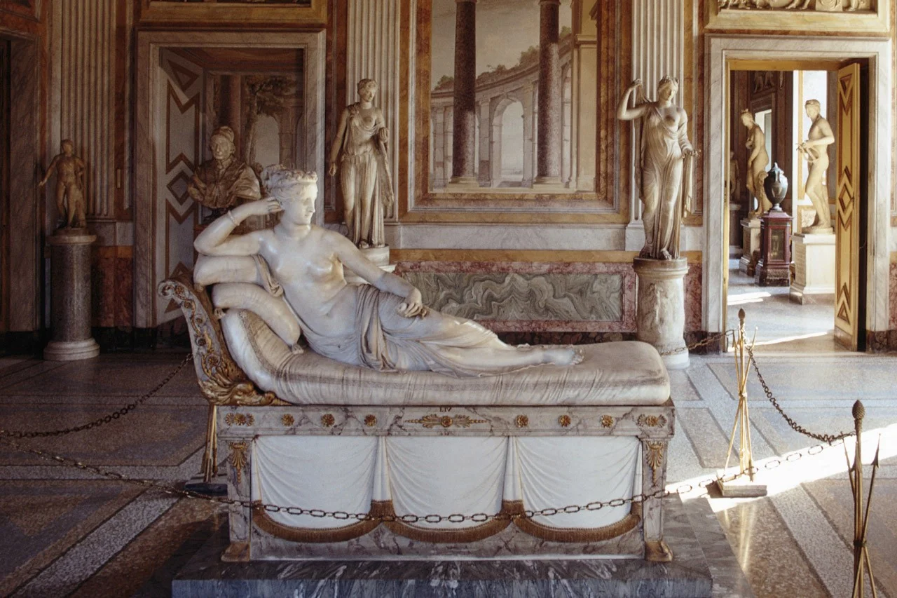 Упс: турист сел на статую Венеры для селфи, но она не выдержала напряжения - фото 487318