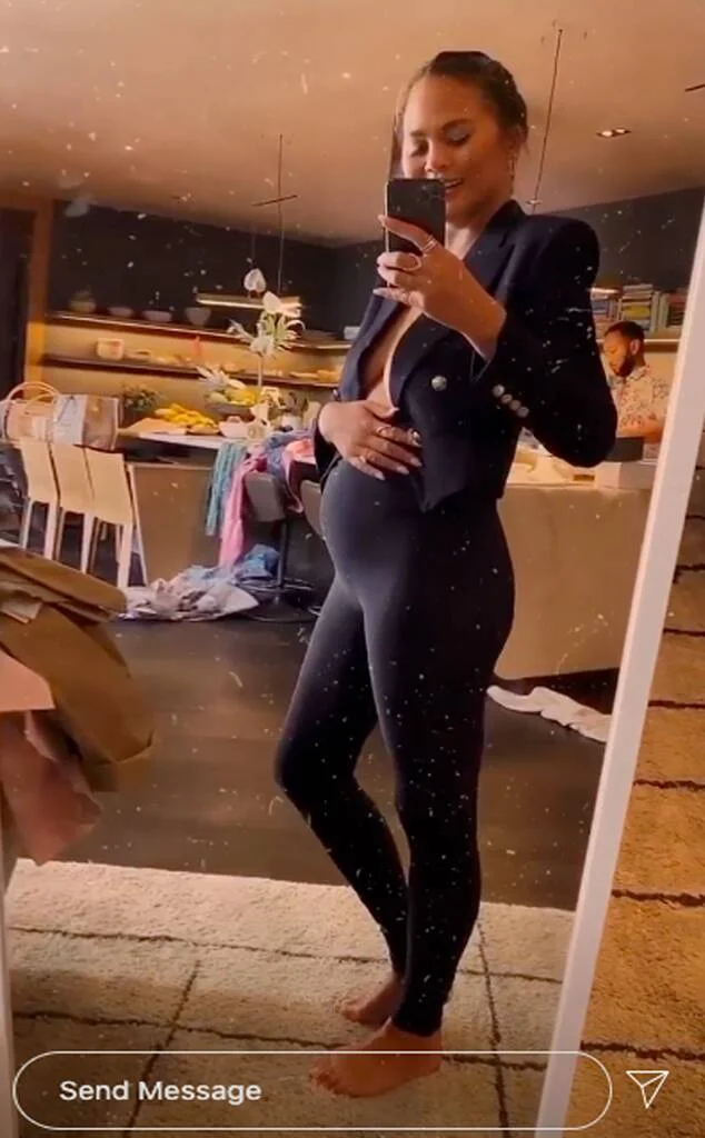 Модель Крисси Тейген в третий раз беременна – есть доказательства - фото 488079