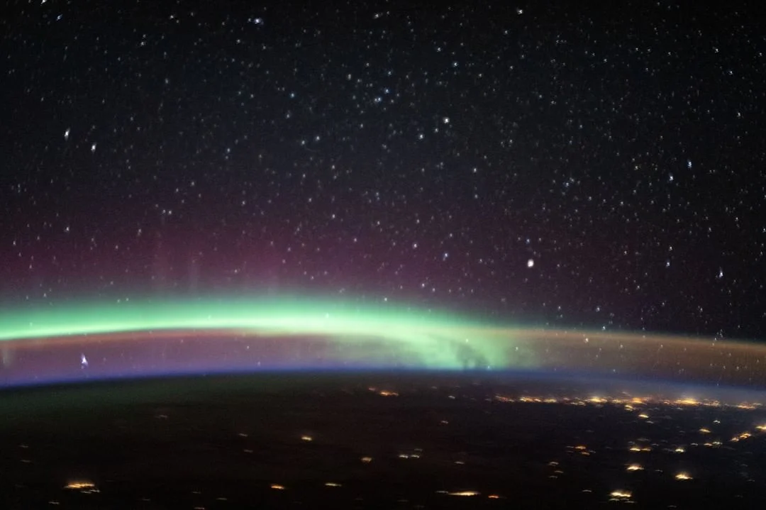 NASA вдалось сфотографувати поєднання північного сяйва з сяйвом неба, і це магічний кадр - фото 488484