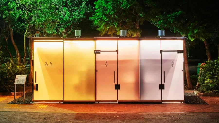 В Токио устанавливают прозрачные общественные туалеты, и вот как выглядит эта диковинка - фото 488769
