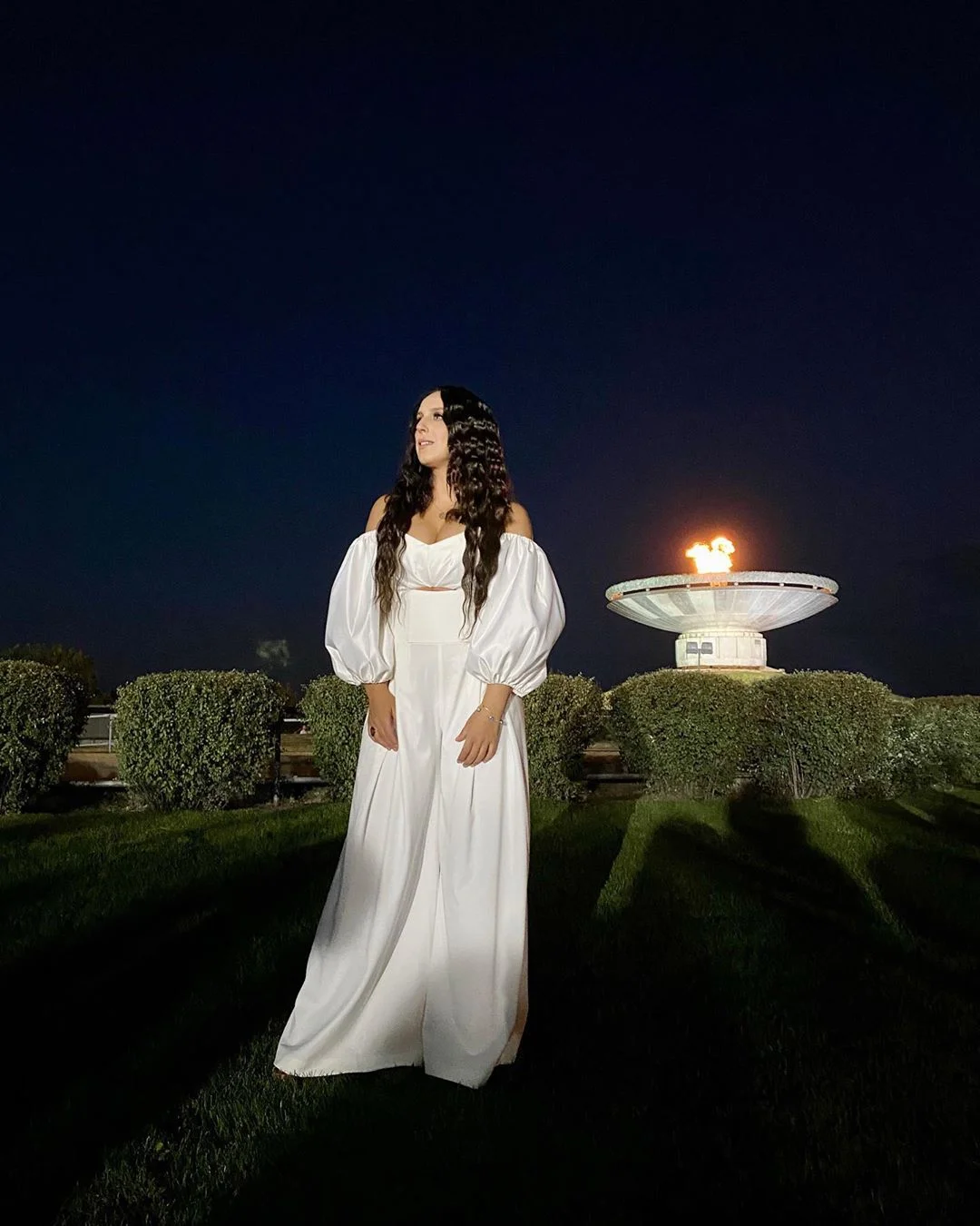 Волшебная Джамала в белоснежном платье похвасталась пышным декольте - фото 489073