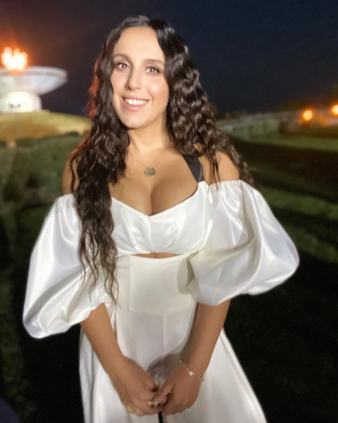 Чарівна Джамала у білосніжній сукні похизувалася пишним декольте - фото 489074