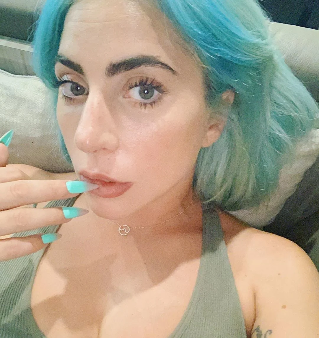 Еще ярче: Леди Гага снова экспериментирует с цветом волос - фото 489367