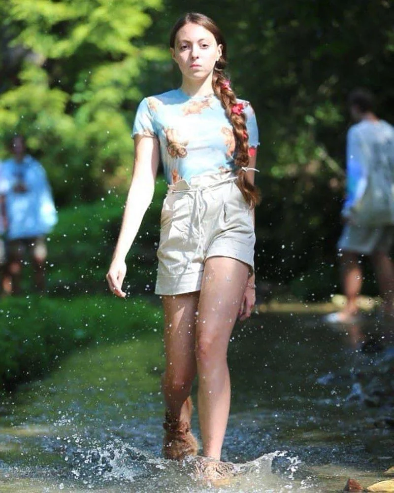 Дефиле в воде: старшая дочь Оли Поляковой показала свой опыт работы моделью - фото 489421