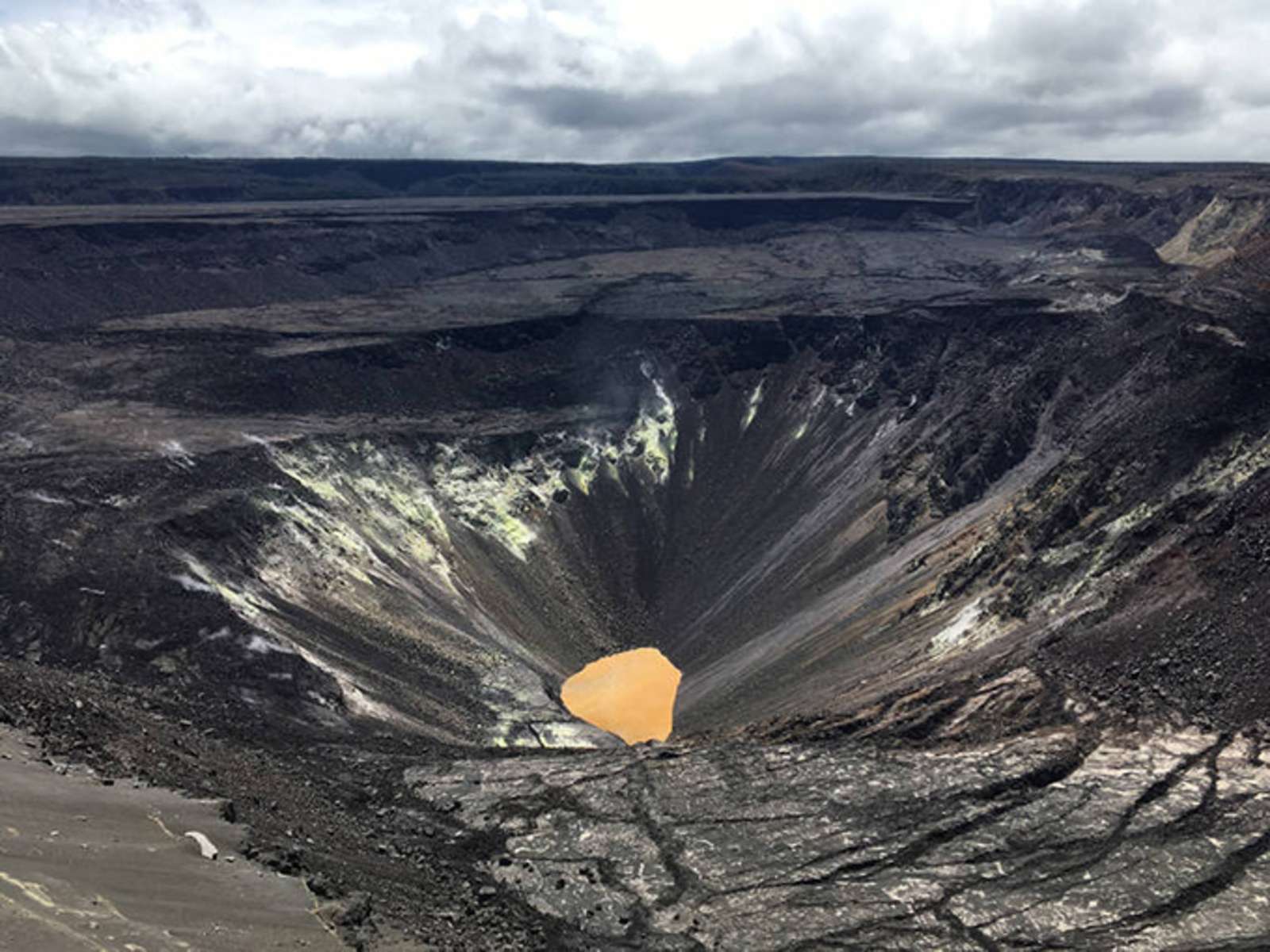 Яке красиве: на Гаваях у кратері вулкану знайшли найгарячіше озеро у світі - фото 489484
