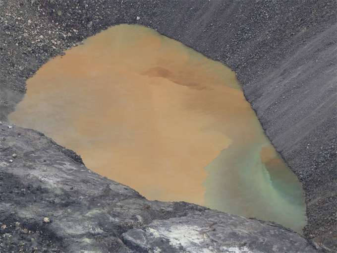 Яке красиве: на Гаваях у кратері вулкану знайшли найгарячіше озеро у світі - фото 489485