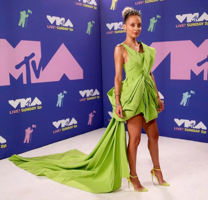 MTV Video Music Awards 2020: самые яркие образы звезд на красной дорожке - фото 489497