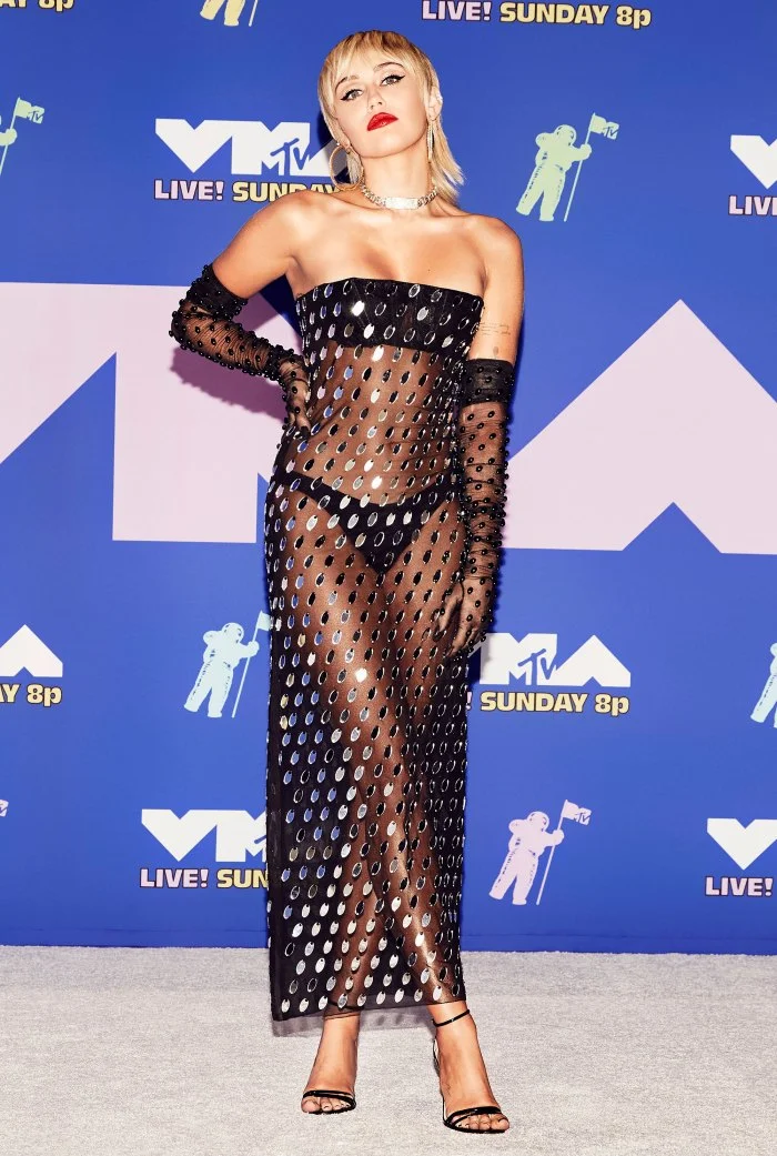 MTV Video Music Awards 2020: самые яркие образы звезд на красной дорожке - фото 489498