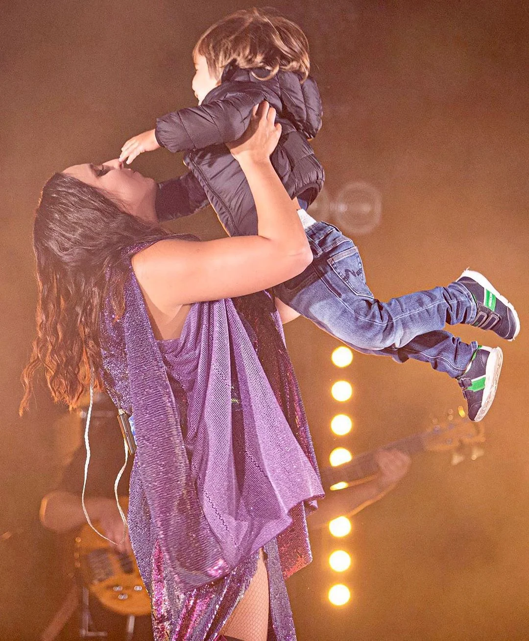 Джамала сыграла дебютный концерт после рождения второго сына - фото 489530