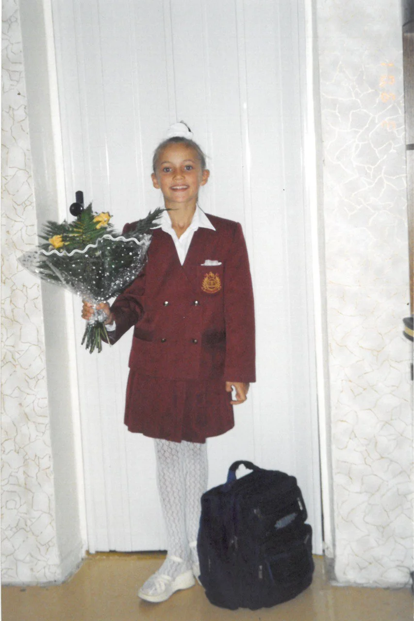 Анна Ризатдинова показала милое школьное фото, на котором еще совсем маленькая кнопка - фото 489600
