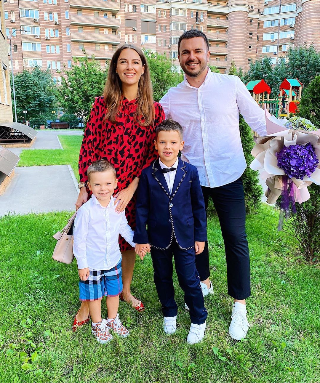 День знаний 2020: звездные родители, которые отвели детей за школьные парты - фото 489645