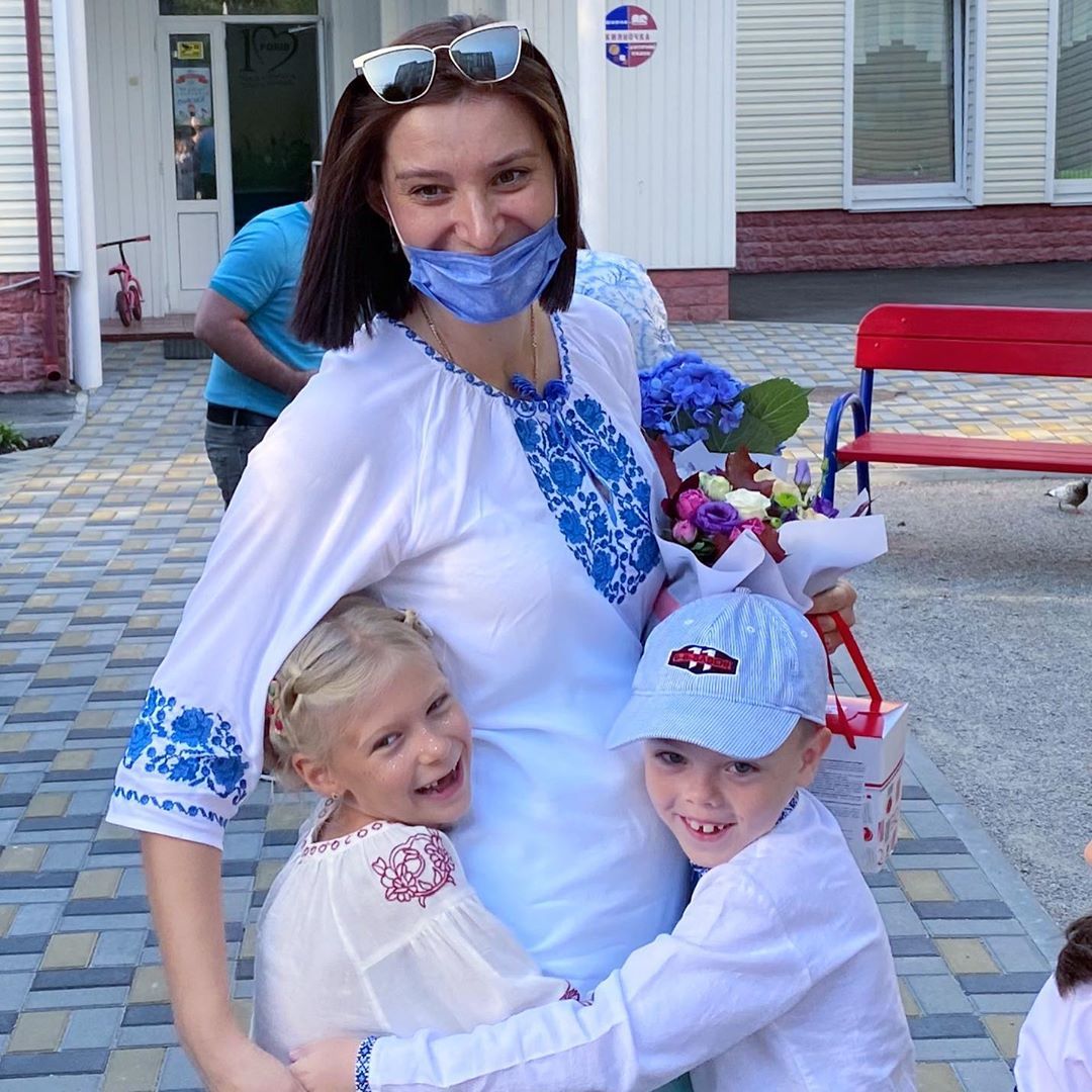 День знаний 2020: звездные родители, которые отвели детей за школьные парты - фото 489646