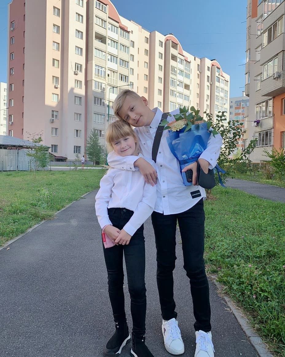 День знаний 2020: звездные родители, которые отвели детей за школьные парты - фото 489649