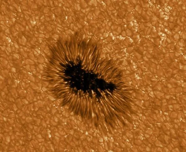 Благодаря современной оптике ученые показали самые подробные фото пятен на Солнце - фото 490182