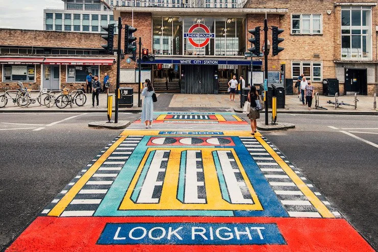 В Лондоне целый квартал разрисовали огромным муралом - фото 490227