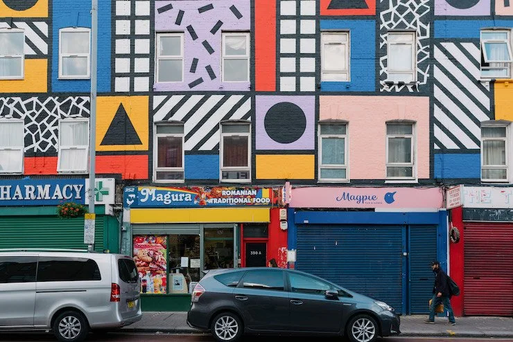 В Лондоне целый квартал разрисовали огромным муралом - фото 490231