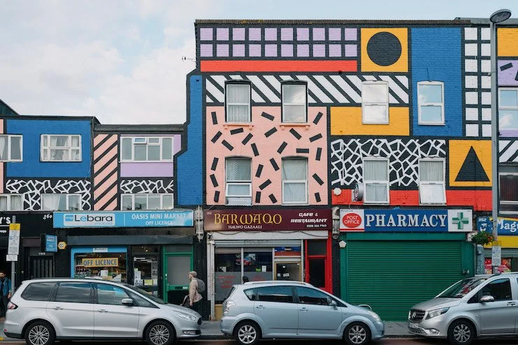 В Лондоне целый квартал разрисовали огромным муралом - фото 490232