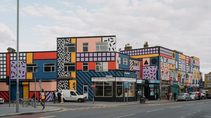 В Лондоне целый квартал разрисовали огромным муралом - фото 490233