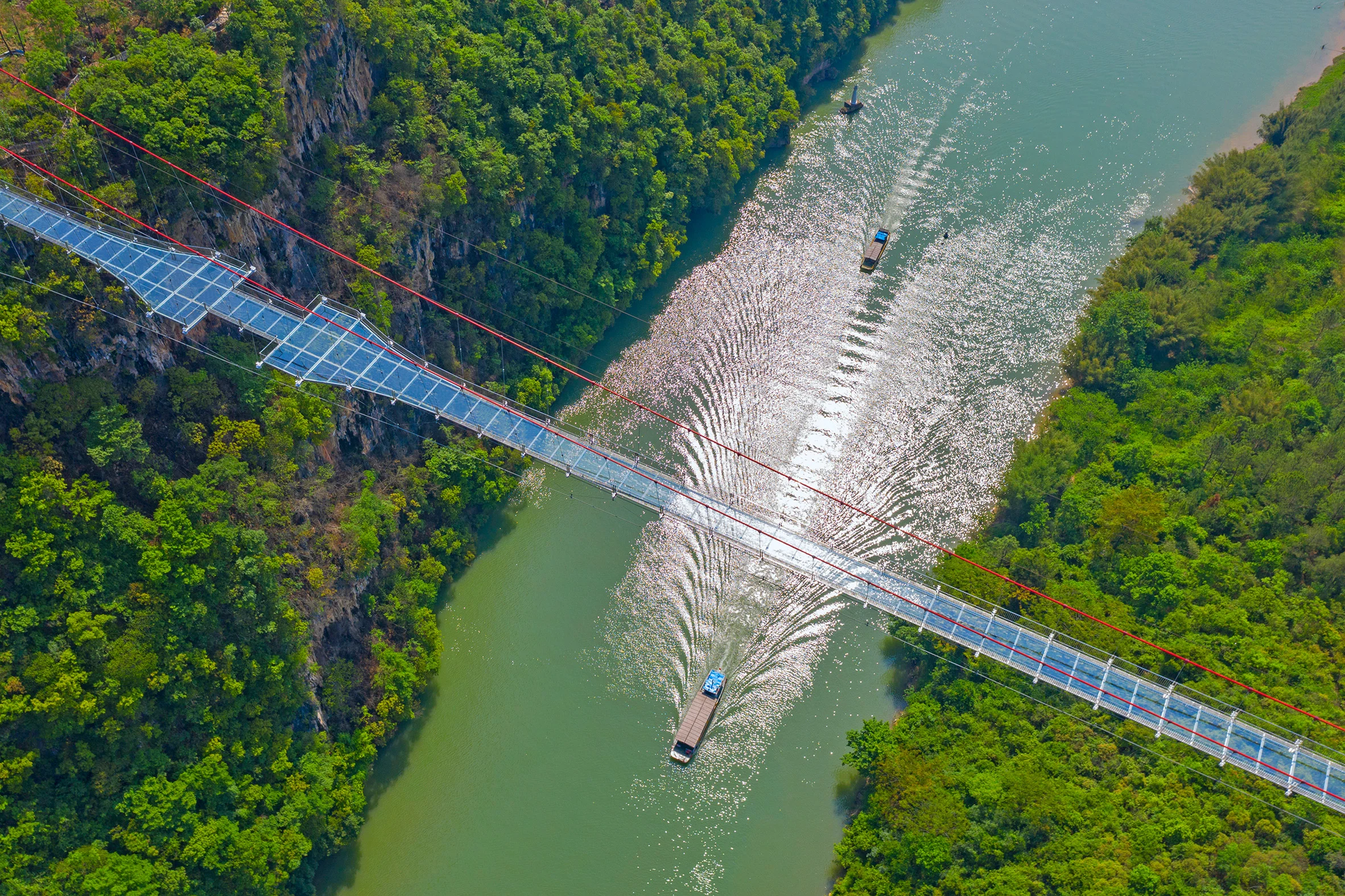В Китае построили самый большой стеклянный мост в мире, и вот как он выглядит - фото 490243