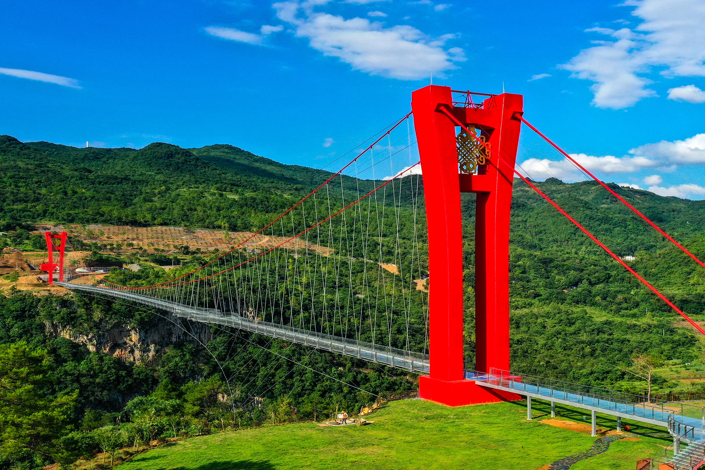 В Китае построили самый большой стеклянный мост в мире, и вот как он выглядит - фото 490244