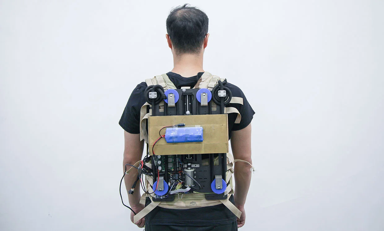 Науковці створили рюкзак, який зменшує навантаження на спину людини - фото 490605