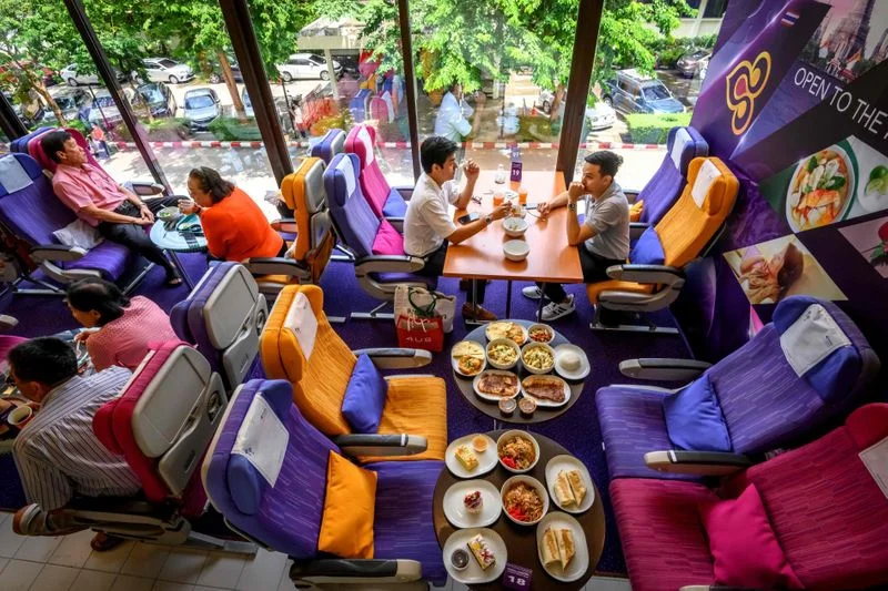 В Таиланде открыли ресторан для тех, кто скучает по путешествиям и перелетам на самолете - фото 490714