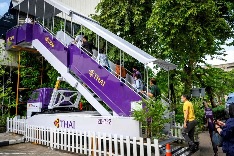 В Таиланде открыли ресторан для тех, кто скучает по путешествиям и перелетам на самолете - фото 490715